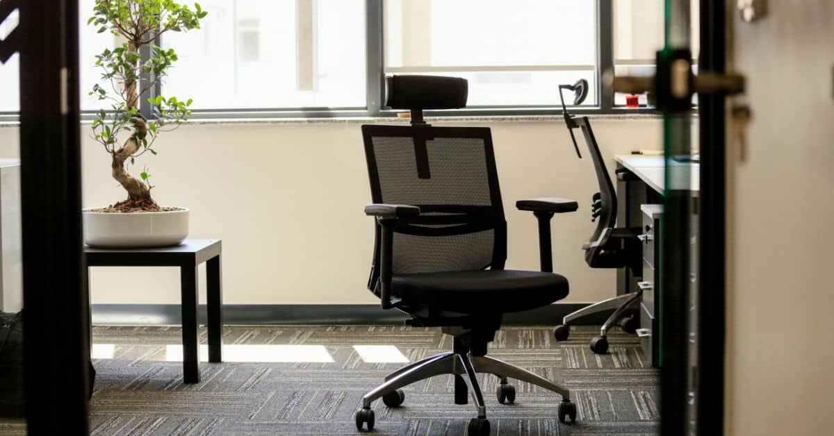תכונות של כיסא משרדי שצריך לחפש שיפור התמיכה והיציבה